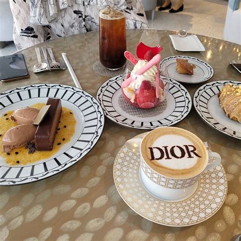 高級感あふれる空間が素敵すぎる「Dior Café」に .